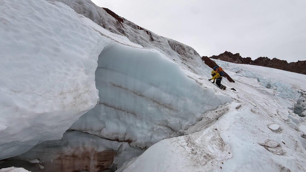 Florida man injured climbing California's Mount Shasta rescued after 2 nights in freezing temps — CBS Bay Area (KPIX), San Francisco Health news